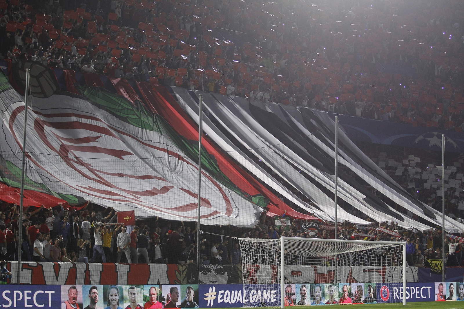 Espectacular aspecto de Gol Norte con un mosaico sobre la fundación en 1890.