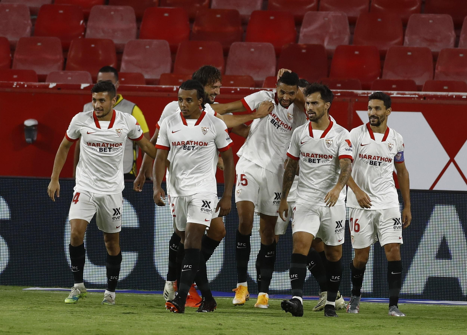 En-Nesyri recibe la felicitación de todos sus compañeros después del gol.
