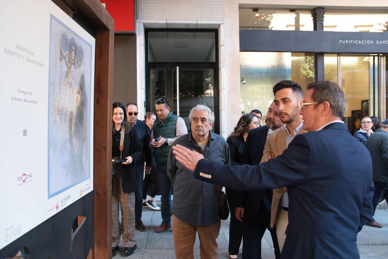 Jesús Luque con Carlos de Paz en la inauguración de la exposición.