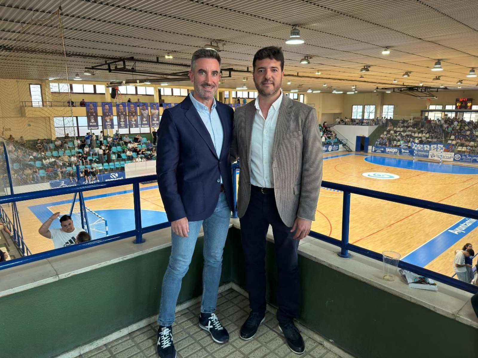 Javier de la Casa, junto a un directivo del Xerez Futsal.