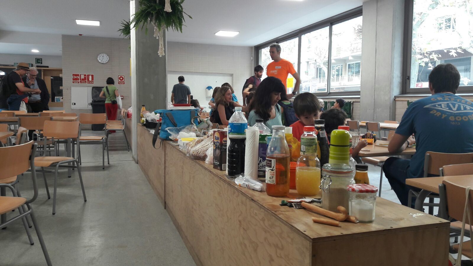 Víveres acumulados por los ocupantes en un centro escolar