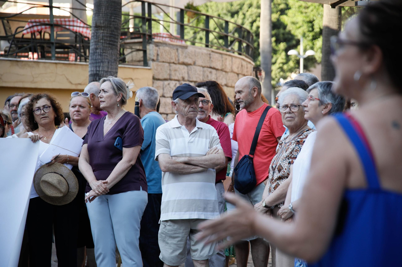 Las imágenes del minuto de silencio en el Mirador de la Rambla por la mujer asesinada en Almería