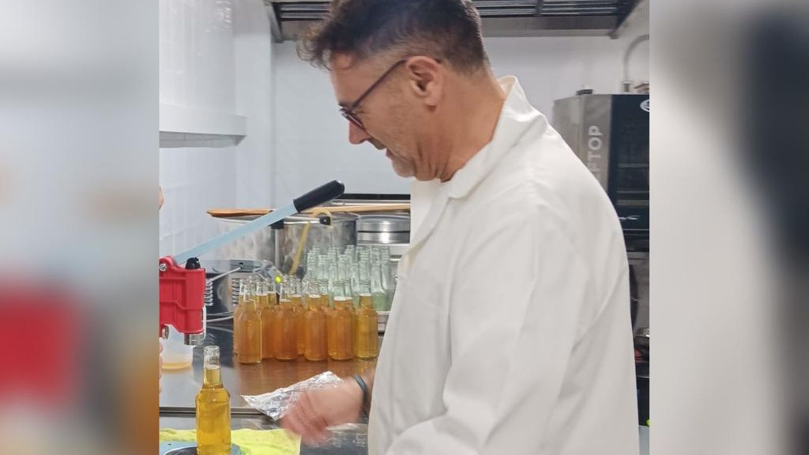 Manuel Rodríguez en el proceso de embasado.