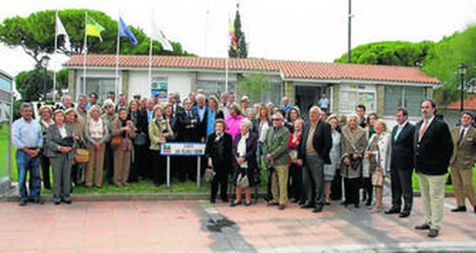 Una foto de los asistentes al acto de homenaje a Juan Melgarejo Osborne, ayer en la urbanización portuense de Vistahermosa.