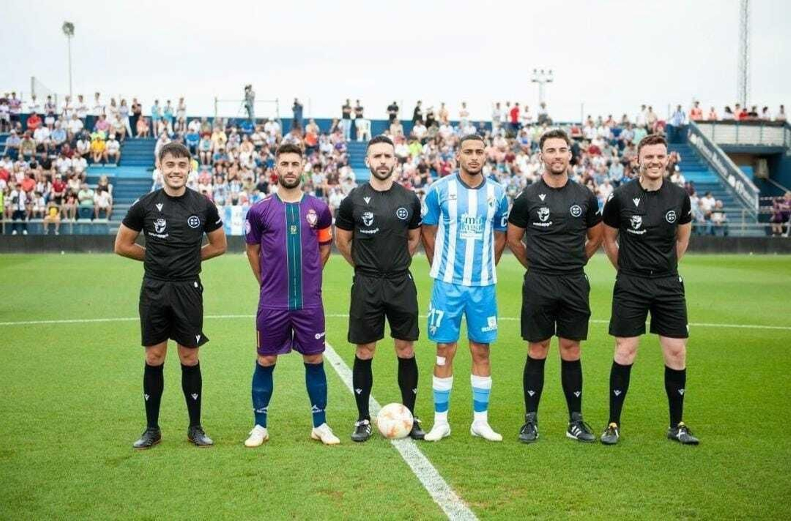 Mario Martos junto a Bilal y el trío arbitral en la ida del play off de la temporada pasada.