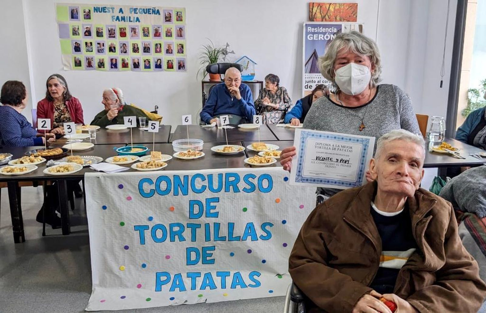 Los ganadores del concurso a la mejor tortilla de patatas en la Residencia Gerón de Sevilla.