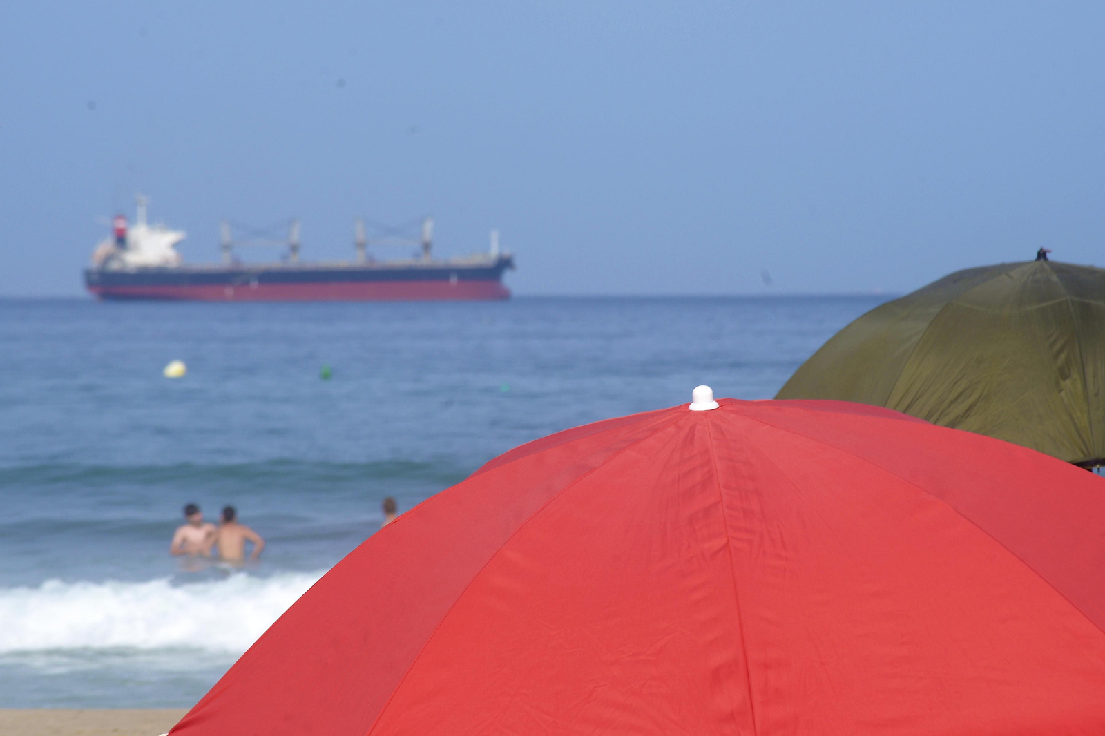Sombrillas en la playa de Getares de Algeciras.