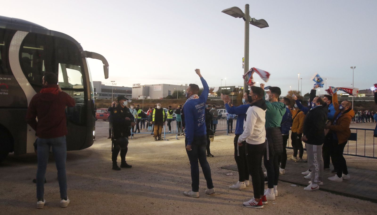 Aficionados lucentinos reciben a su equipo a la llegada al estadio.
