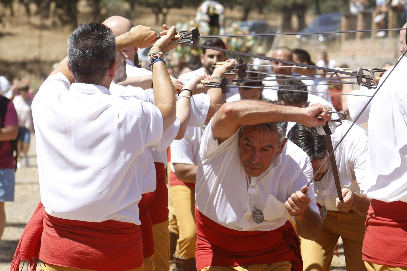 Las mejores imágenes de la Danza de las Espadas de Obejo por san Benito