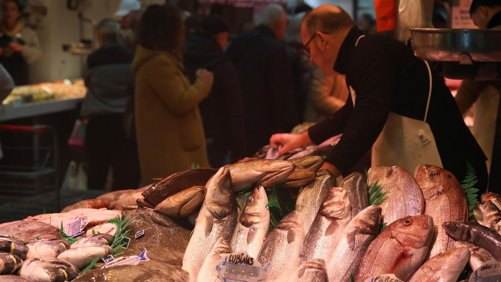 Lubinas y pargos, este martes, en la mesa de una pescadería de Atarazanas.