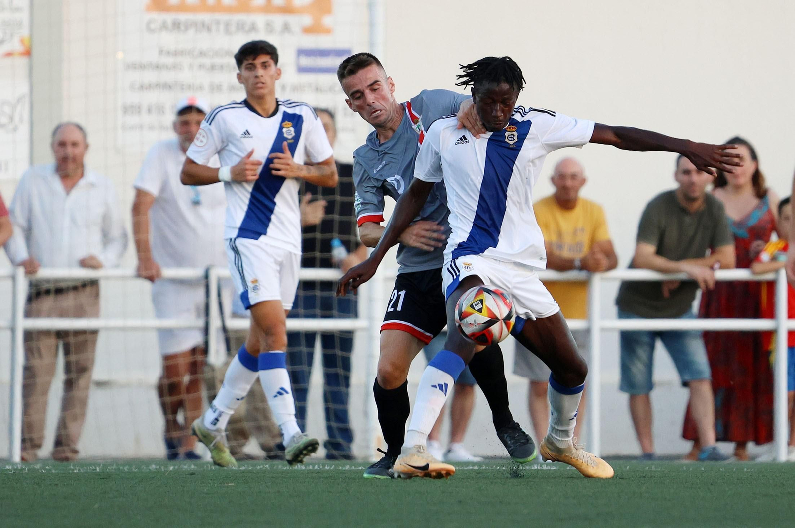 Boubacar Keita protege el balón ante Abri Pomares en el amistoso frente al Rociana.