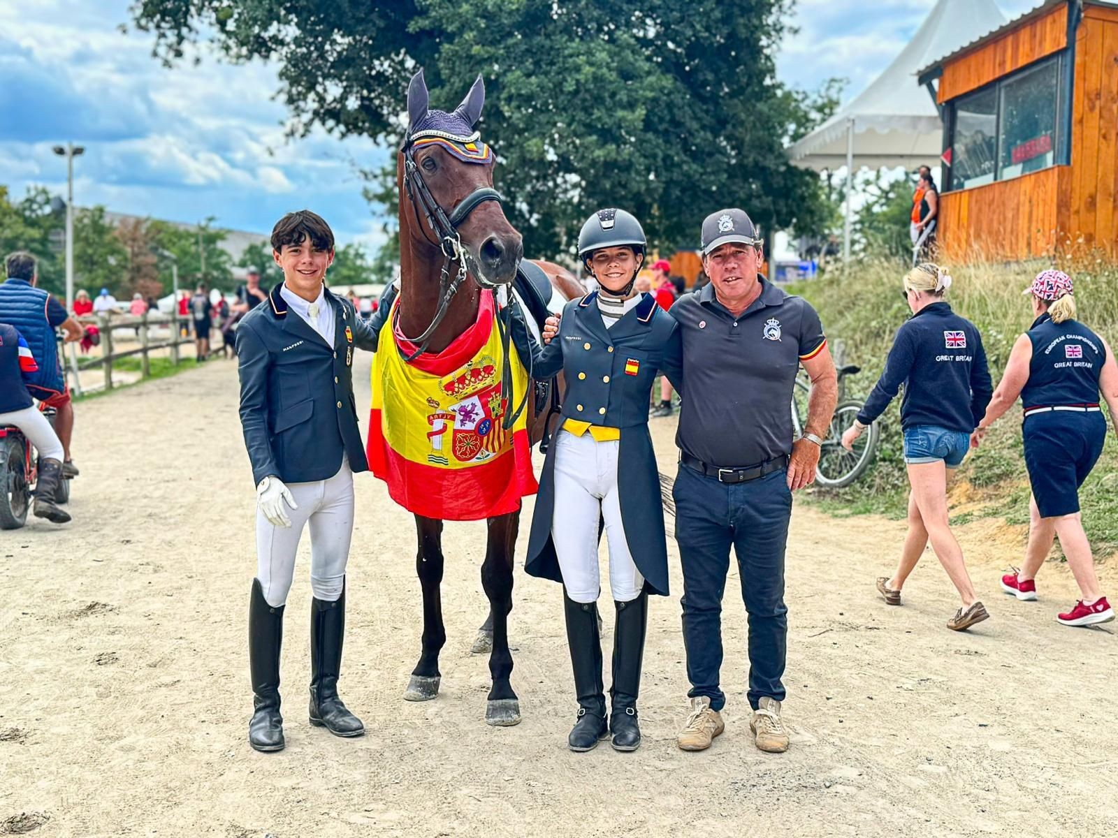 Curro Ramírez, Andrea Lozano y su entrenador, Diego Ramírez.
