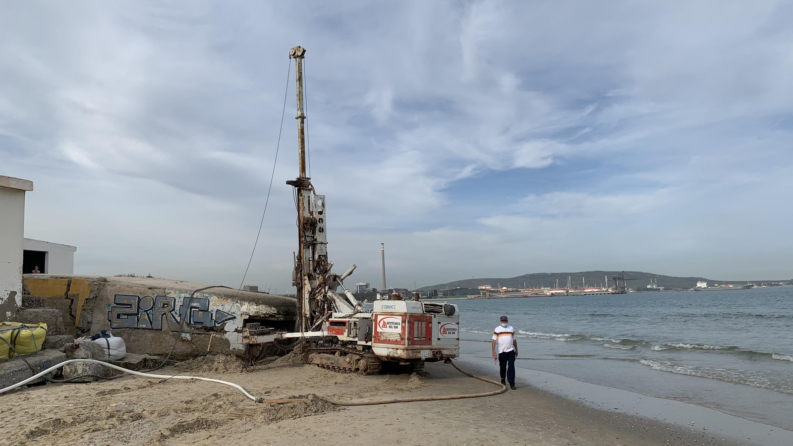 Una persona pasea junto al búnker de El Rinconcillo, donde actúa la maquinaria.
