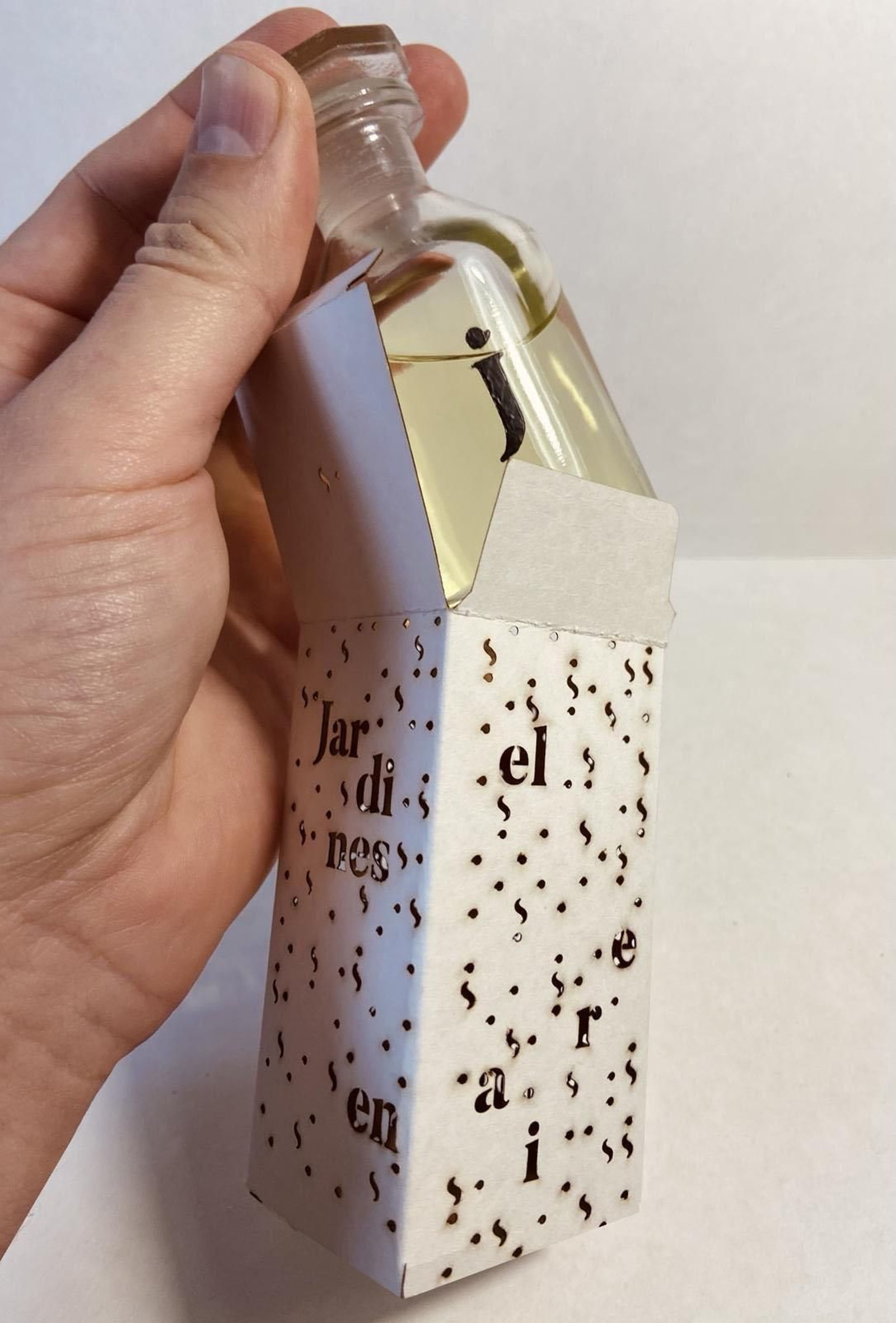 Uno de los perfumes en su original envase.