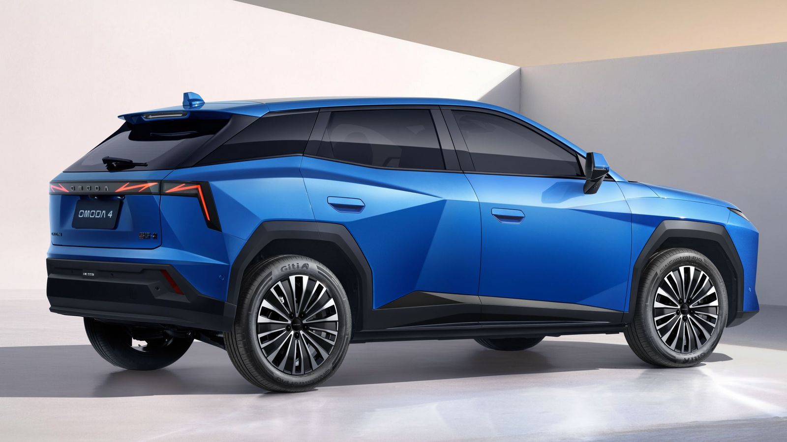 Aristas como las de las aletas traseras proporcionan a este Omoda un aspecto muy vanguardista. En cierto modo advertimos que recoge la esencia de algunos productos de Toyota.