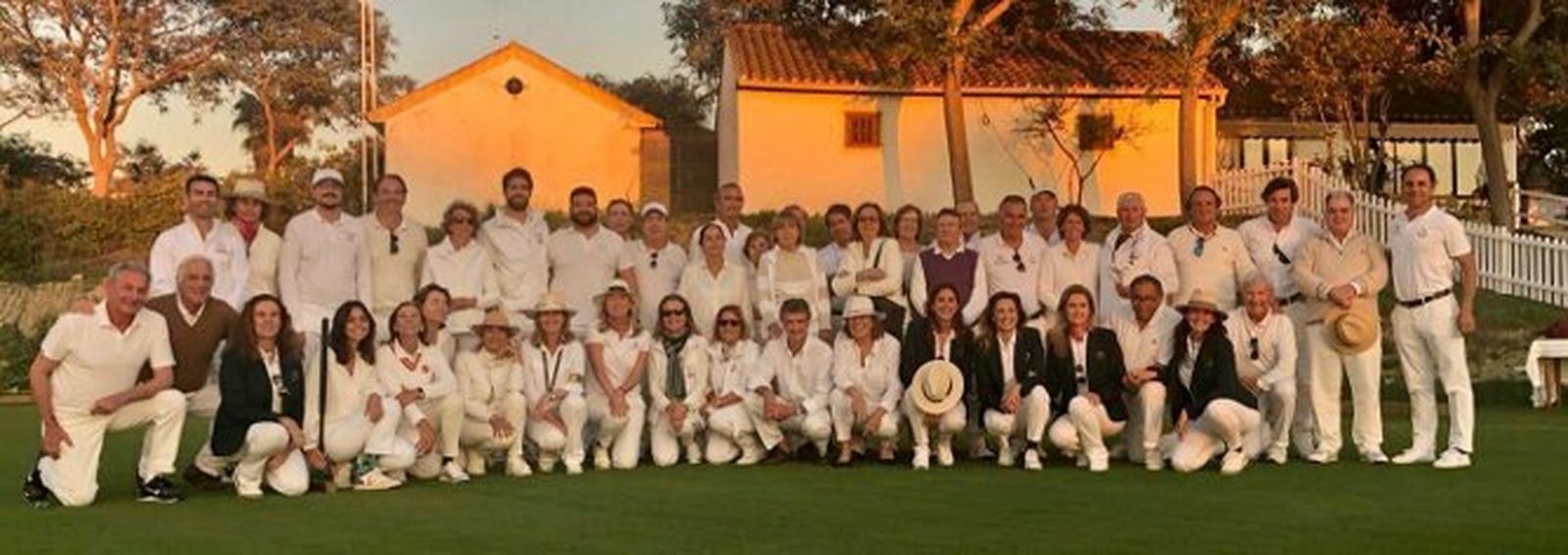 Imagen del grupo de  los cincuentas participantes en el campeonato inaugural del nuevo campo de croquet en el Sherry Golf Jerez.
