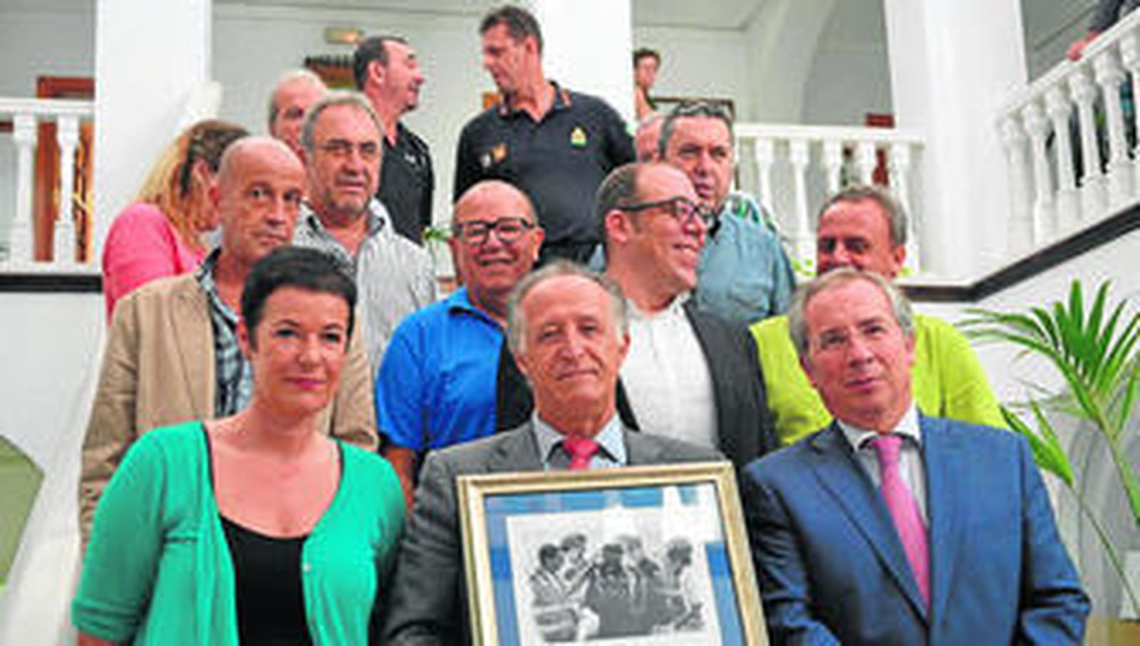 Gil posa junto a Friz-Prguda y De Torre, tras el acto de reconocimiento del Acnur a Tarifa, ayer.