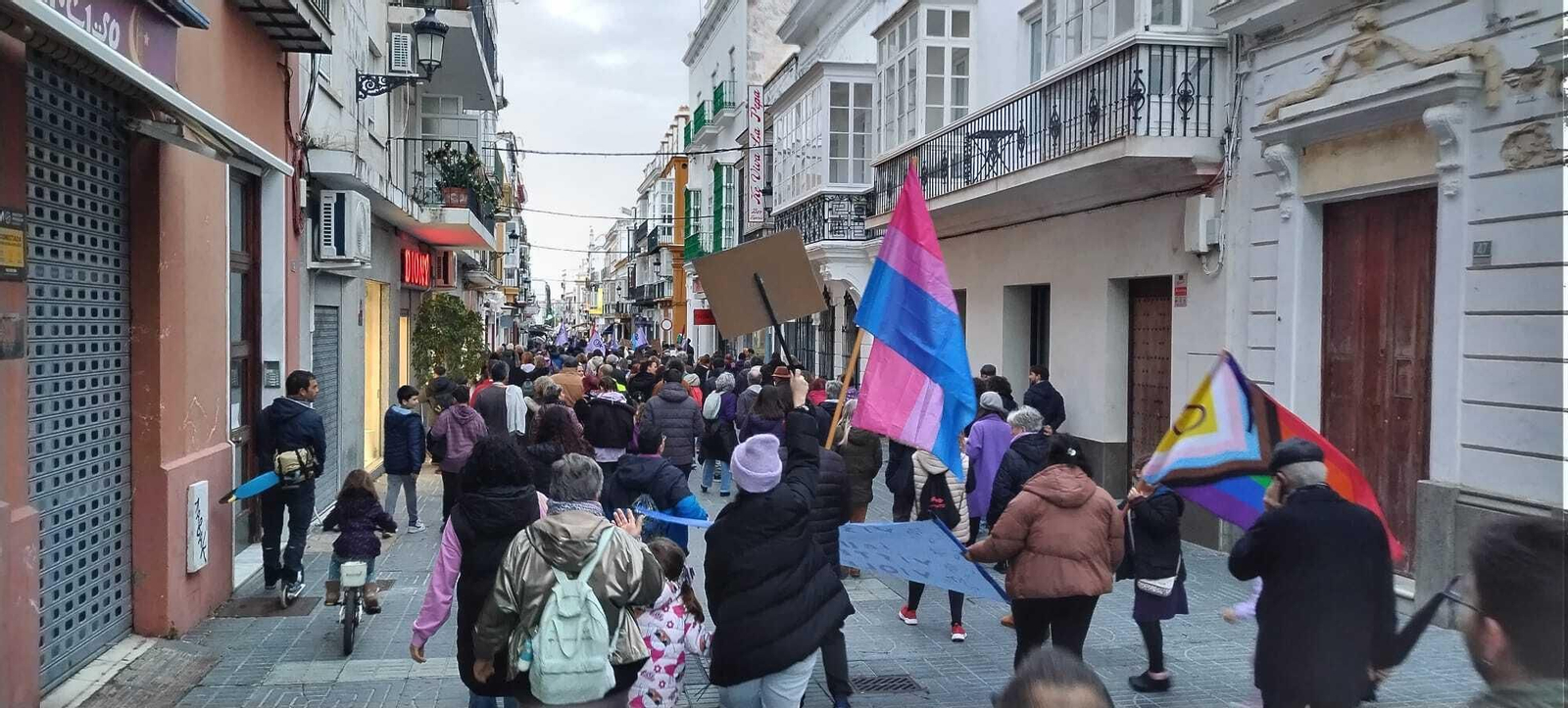 Una imagen del paso de la manifestación por la calle Luna. Una imagen del paso de la manifestación por la calle Luna.
