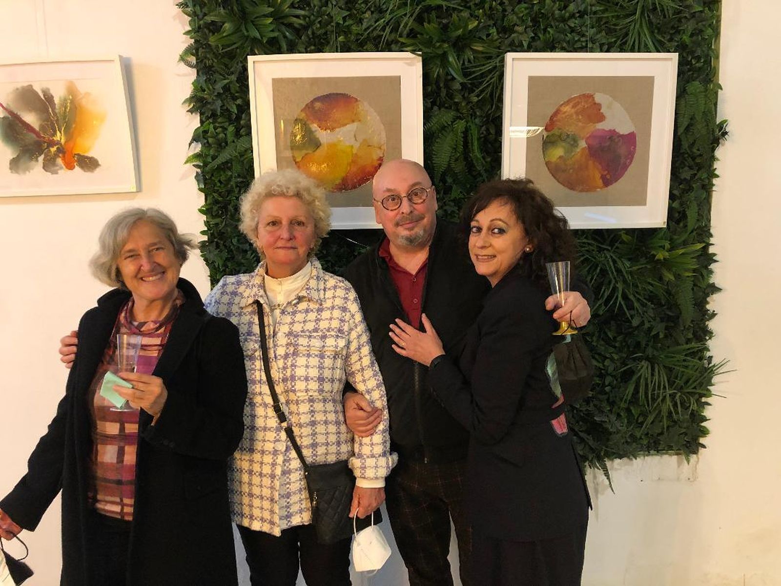 El pintor Guillermo Márquez con Ana Rosso, Pilar Villa y Mar Márquez, durante la inauguración de la muestra.