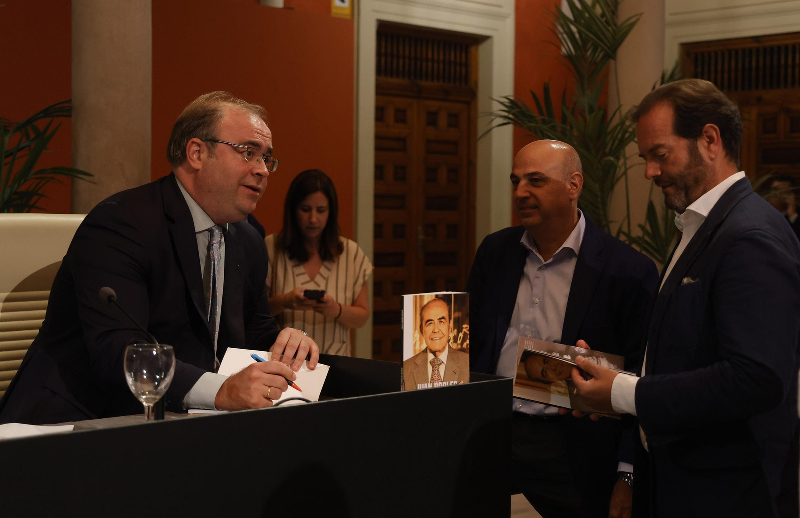 Presentación del libro  'Juan Robles, la sonrisa del tabernero' de Carlos Navarro, todas las imágenes