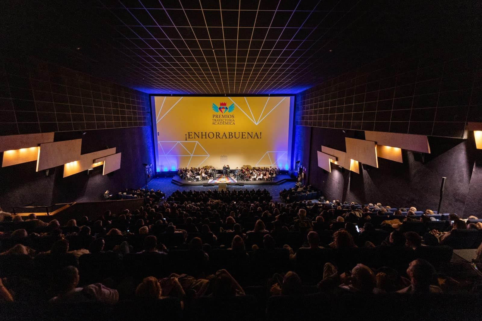 La sala de los cines Cinemax elegida para el acto ha lucido abarrotada de familiares.