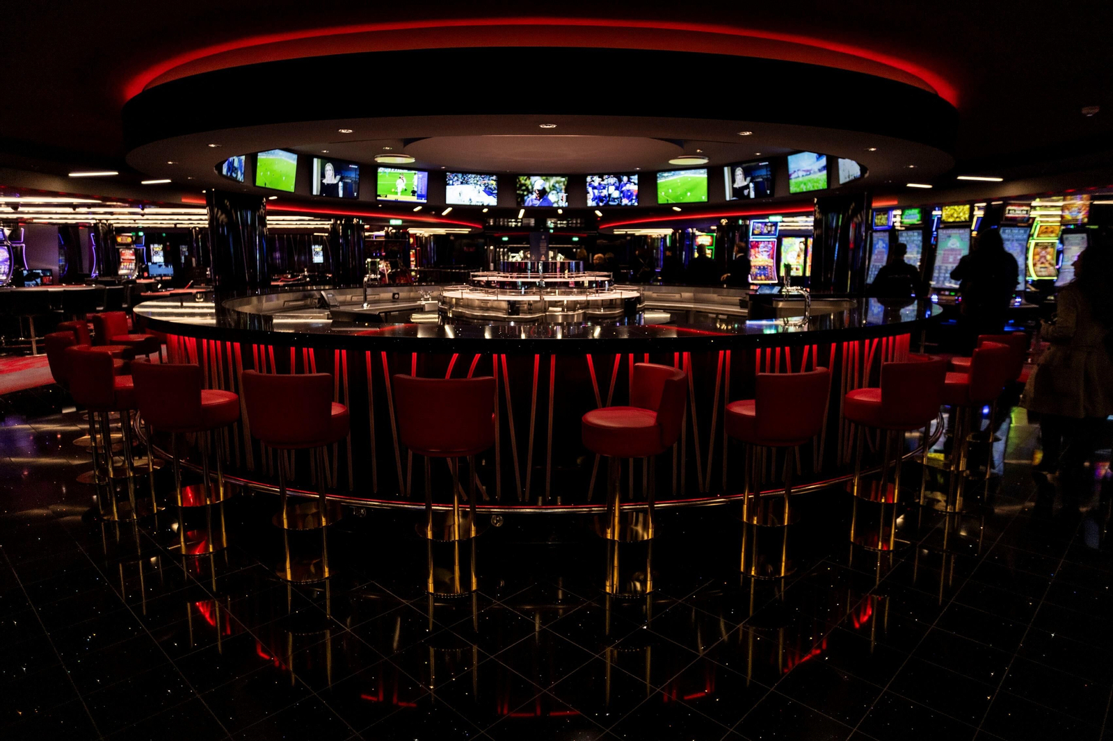 Imágenes de la visita del crucero MSC Euribia al puerto de Cádiz