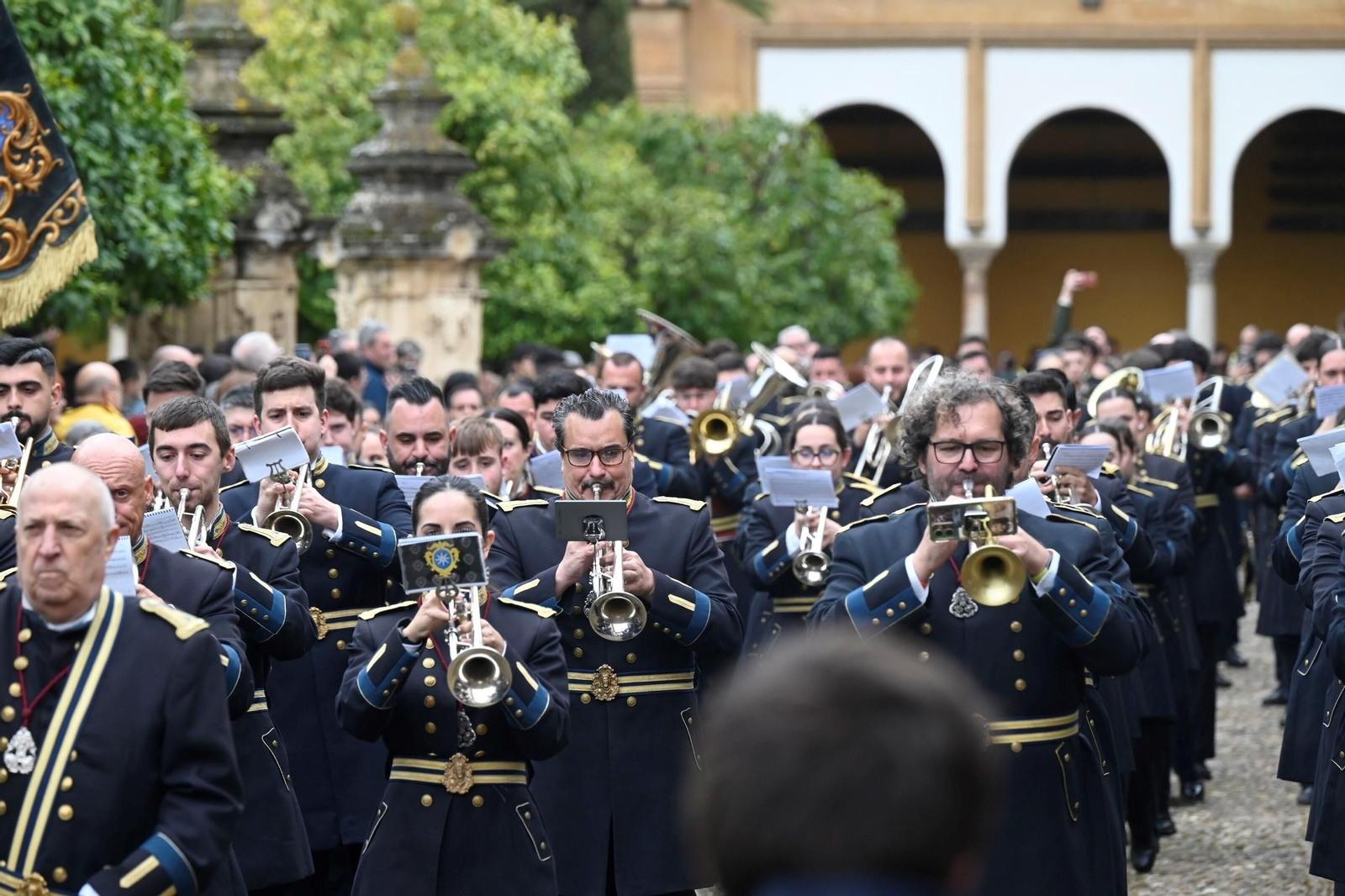 El concierto de bandas de Semana Santa en el Patio de los Naranjos, en imágenes