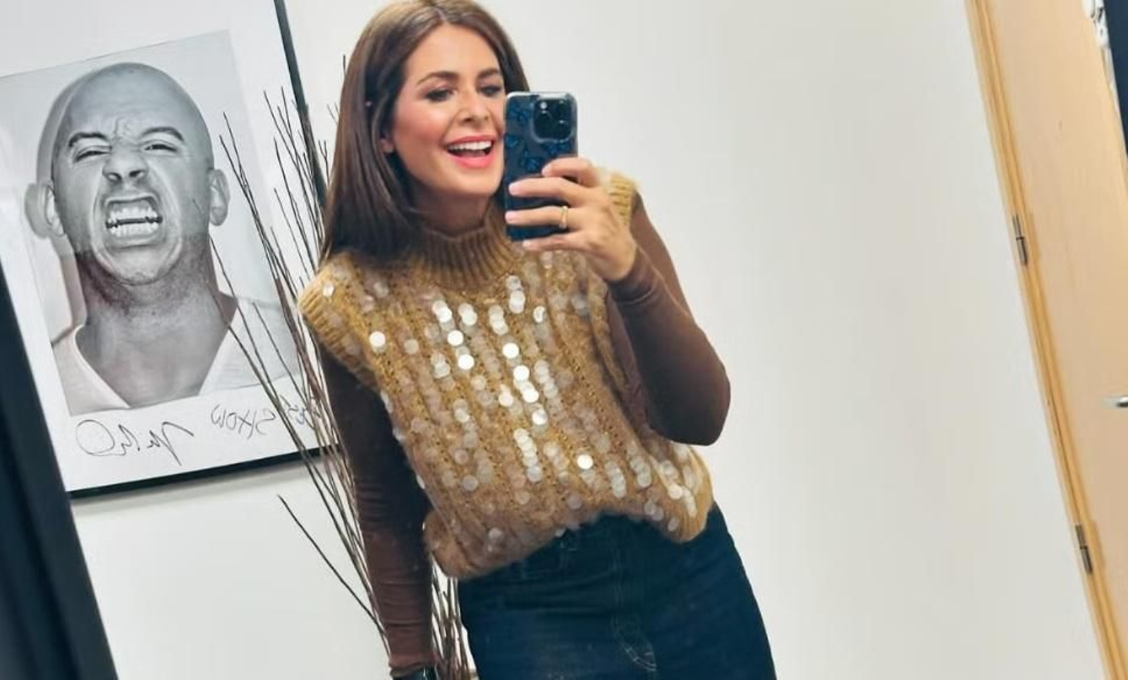 Un jersey con lentejuelas tiene la capacidad de subir de nivel un look con vaqueros.