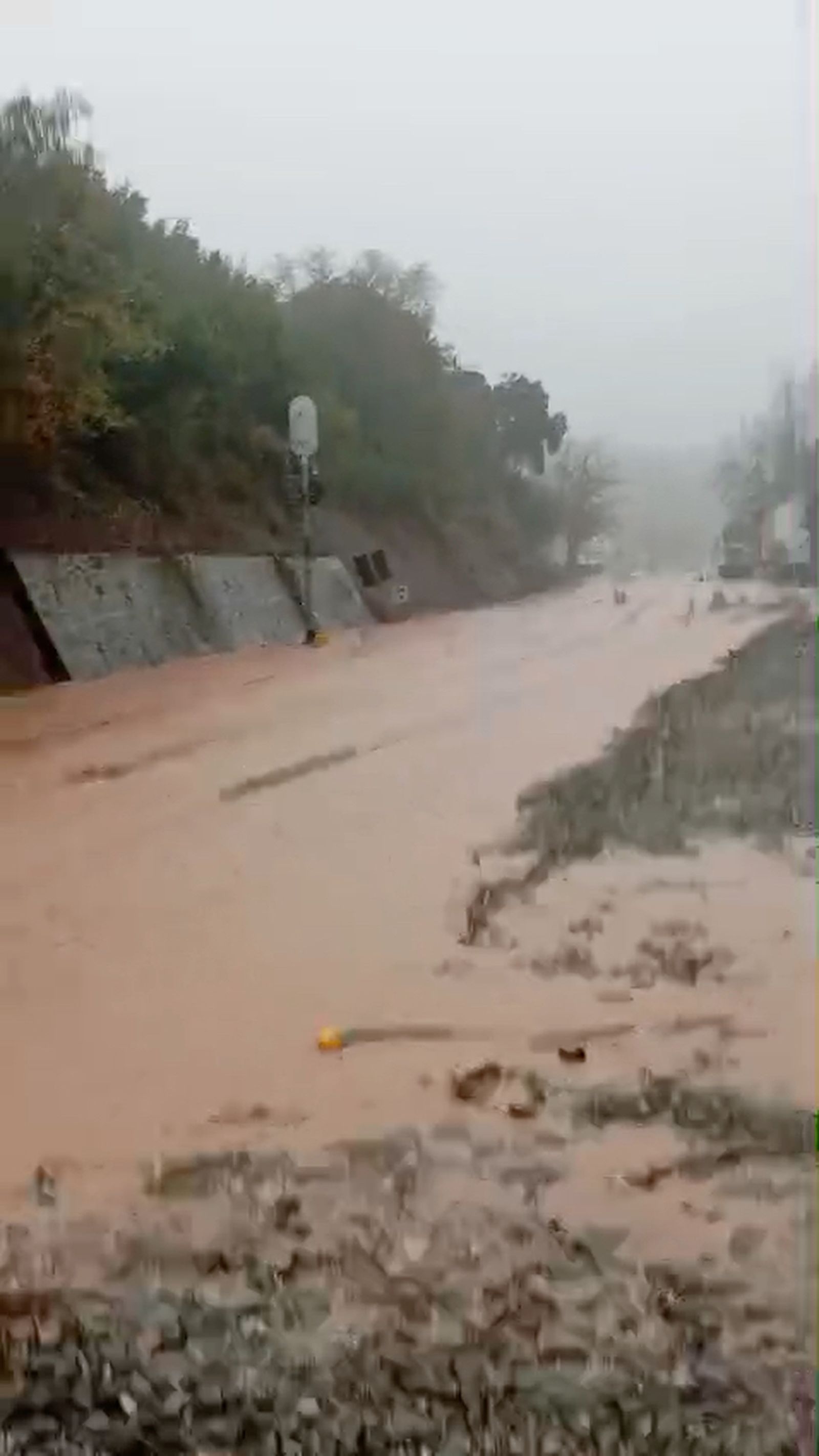 La Fuente Grande de Jimera de Líbar anega y corta la estación de tren con el arrastre de piedras y agua