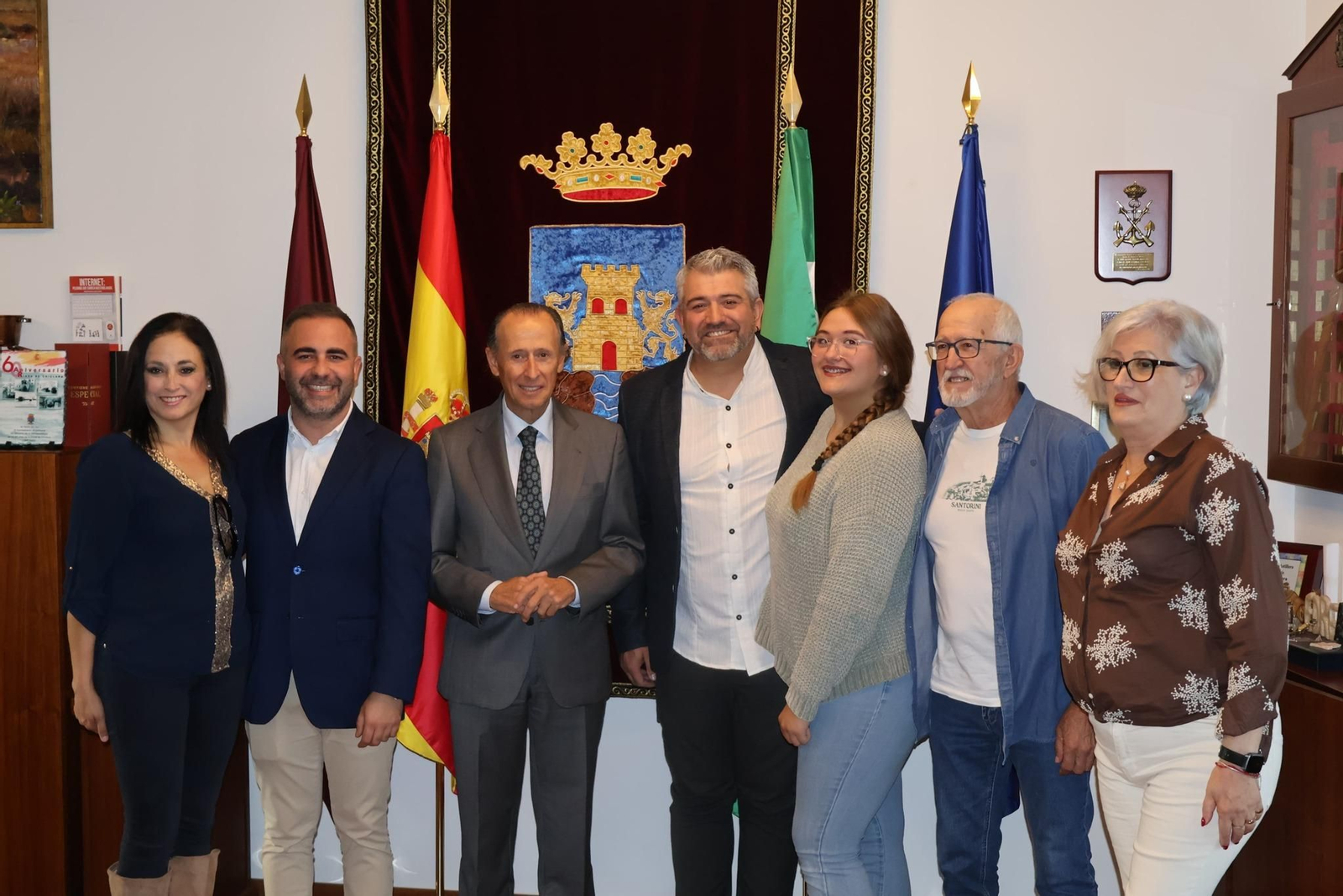 El pregonero, junto a autoridades y famlia.