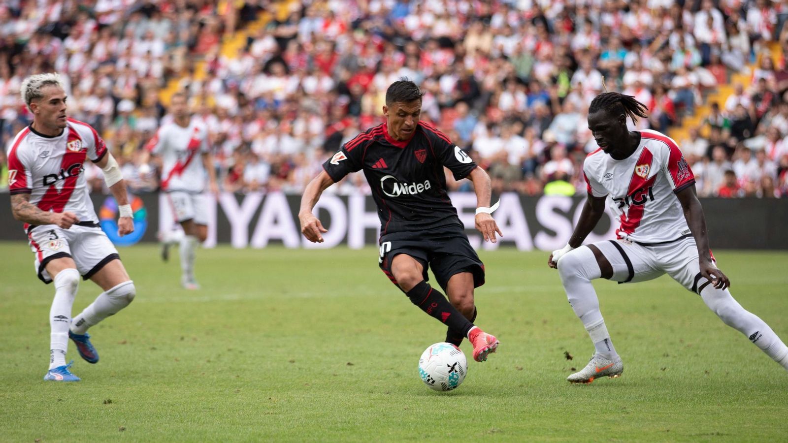 Alexis Sánchez recorta entre Chavarría y Pathé Ciss.