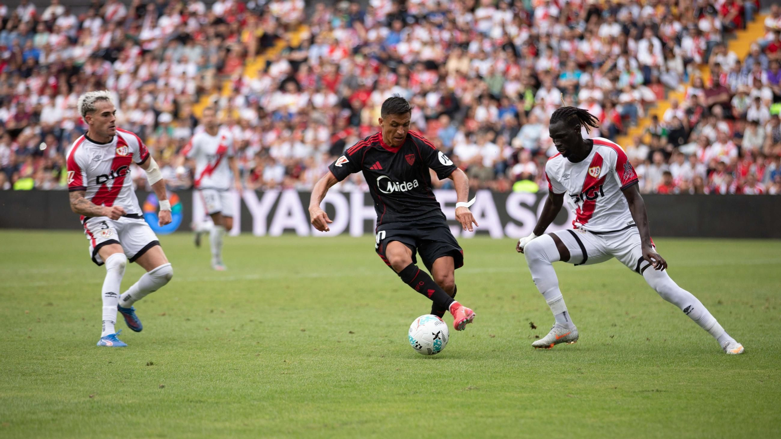 Alexis Sánchez recorta entre Chavarría y Pathé Ciss.