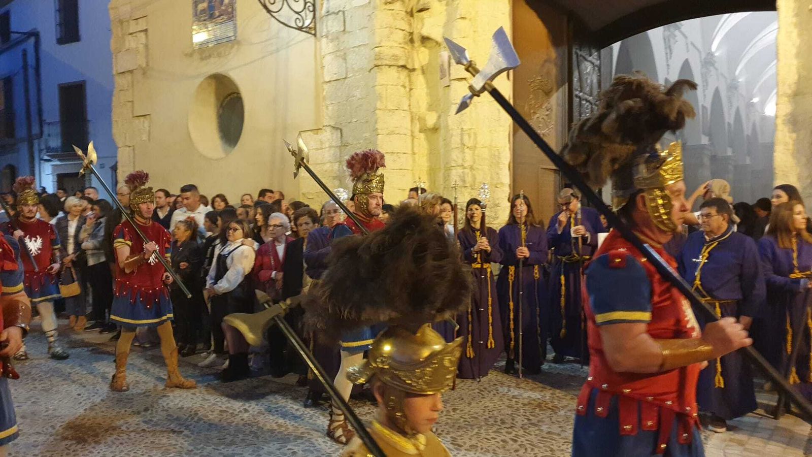 Jueves Santo en Castro del Río: La procesión de la Santa Vera Cruz, en imágenes