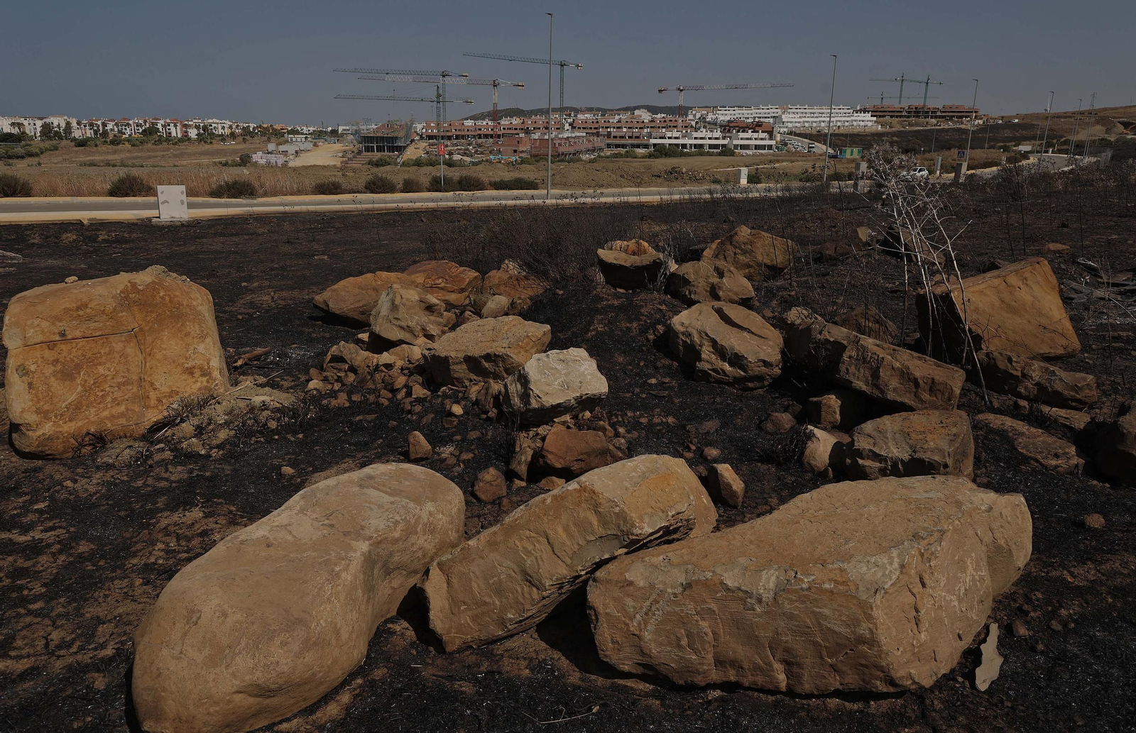 Así han quedado Atlanterra y Zahara de los Atunes tras el incendio forestal en la Sierra de la Plata de Tarifa