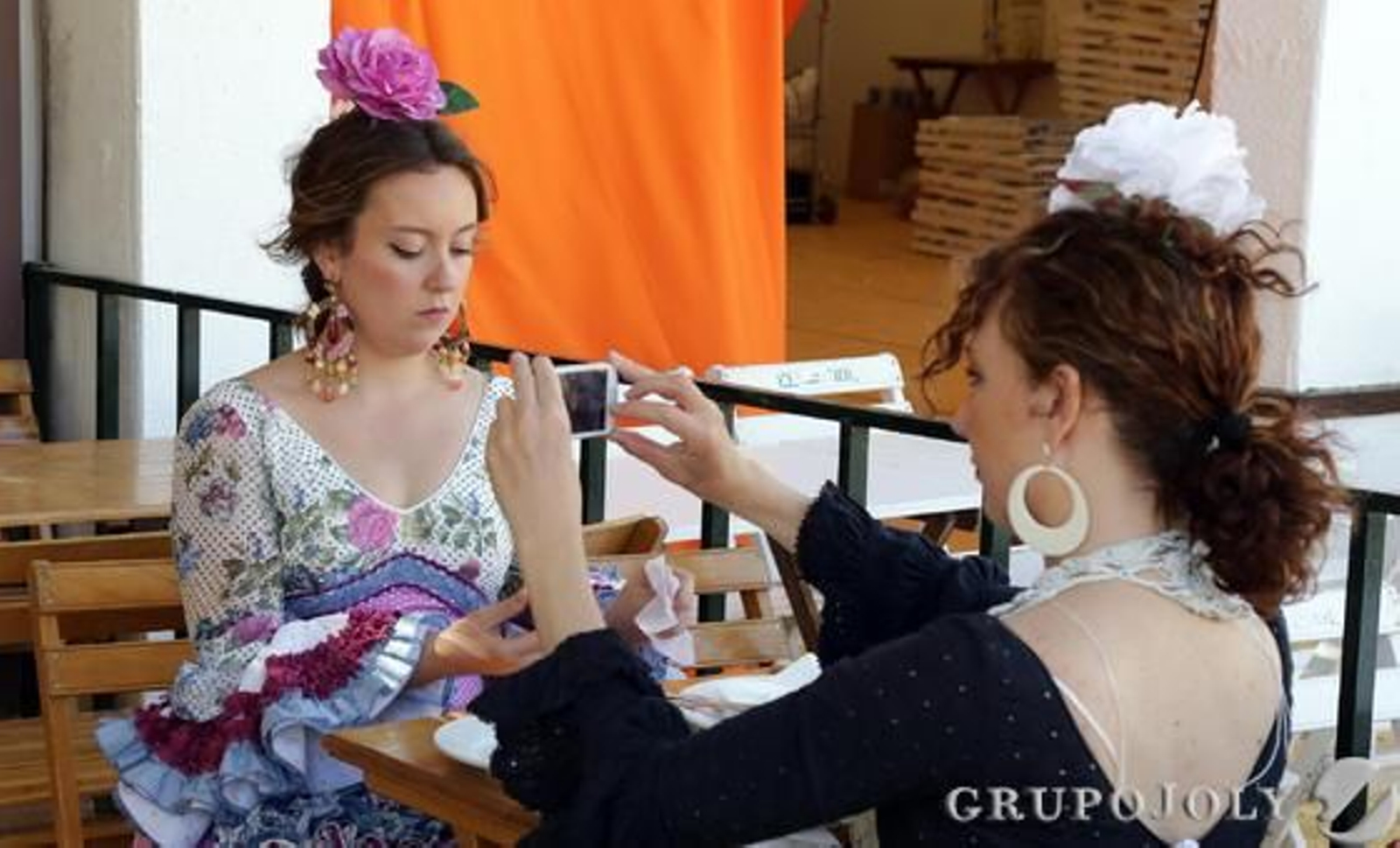 Dos chicas jóvenes consultando sus móviles durante un receso en el Real.

Foto: Miguel Angel Gonzalez