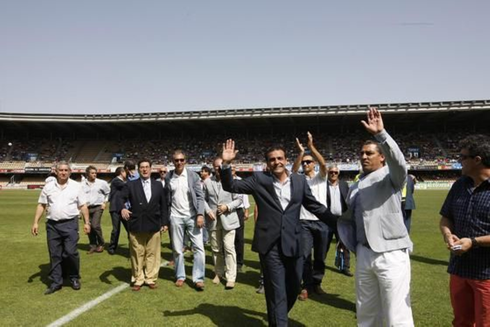 Los protagonistas de los dos históricos ascensos realizaron el saque de honor antes del encuentro 

Foto: Juan Carlos Toro