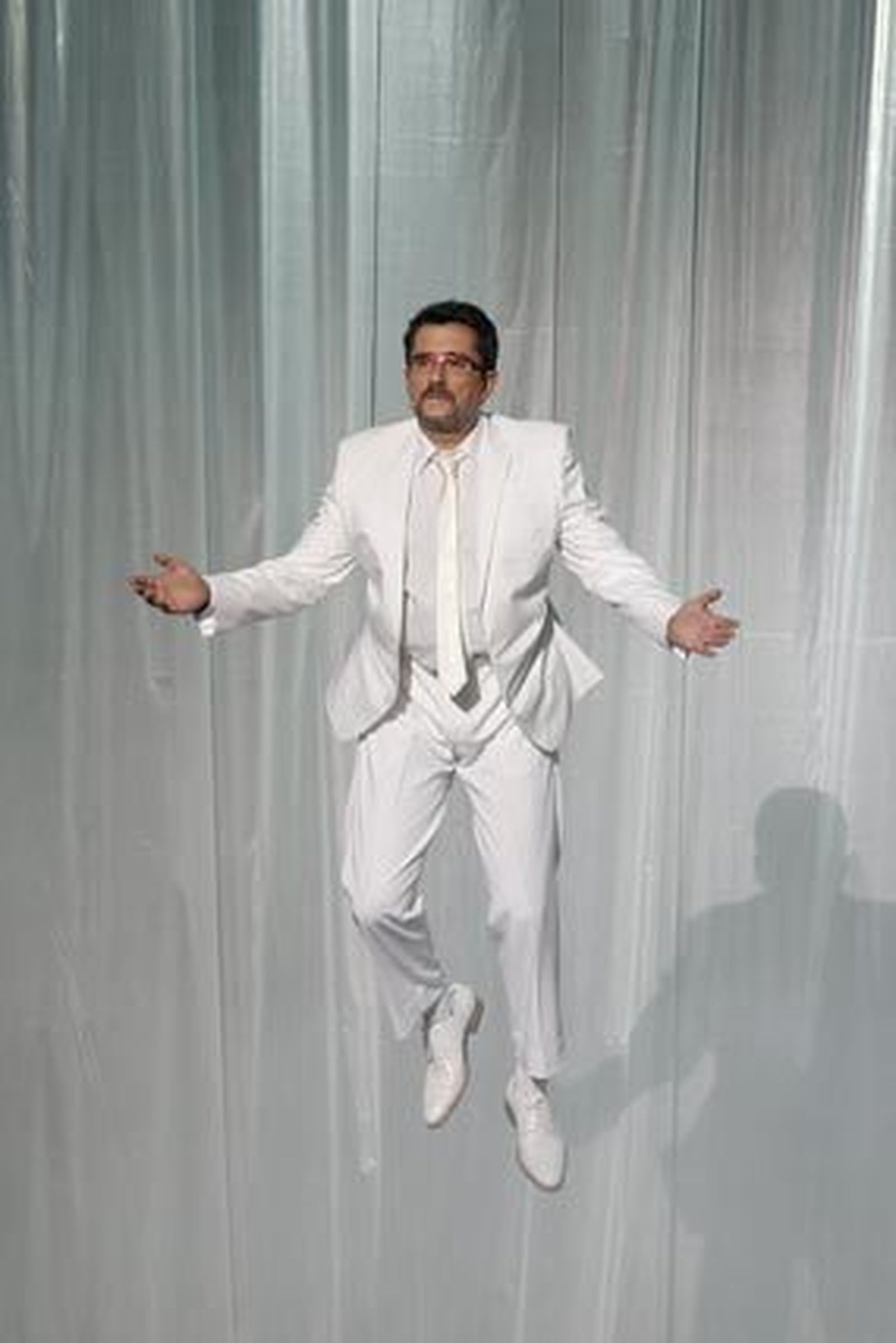 Andreu Buenafuente dsciende hacia el escenario al comienzo de la gala. / Efe · Reuters · AFP