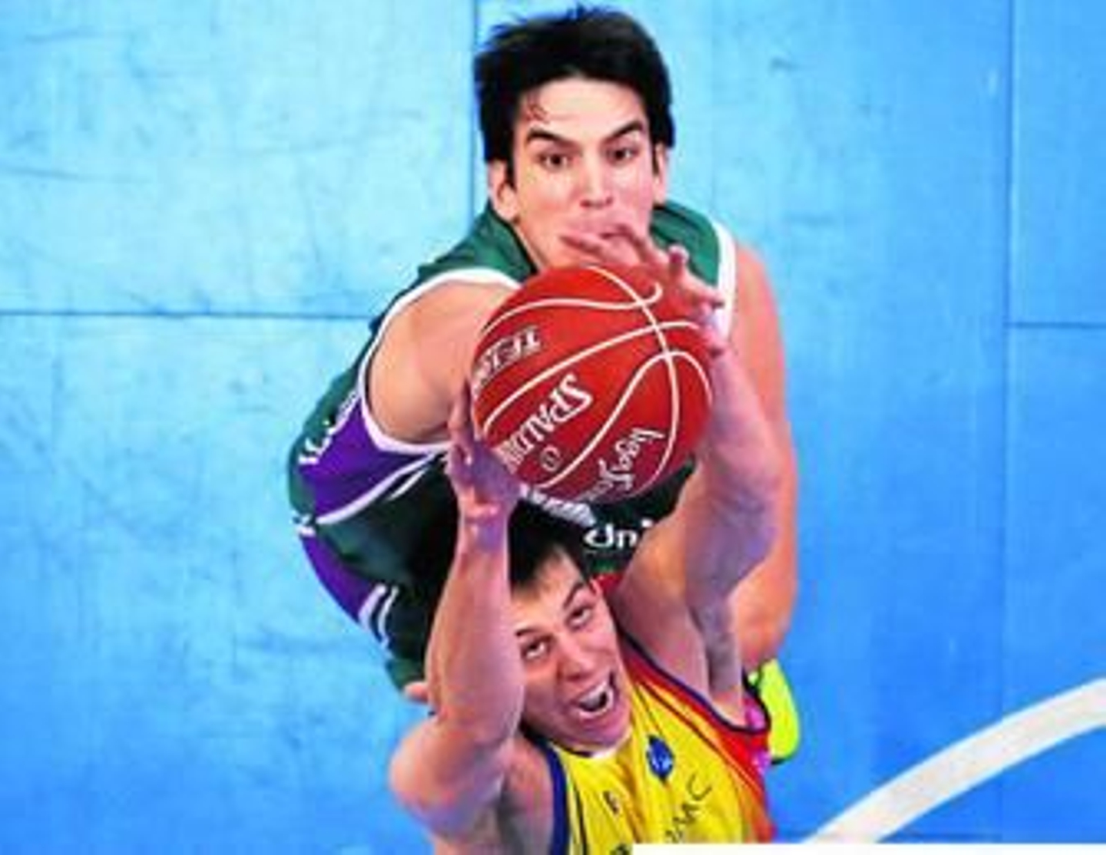 Carlos Suárez pelea por un rebote en el partido ante el Andorra.