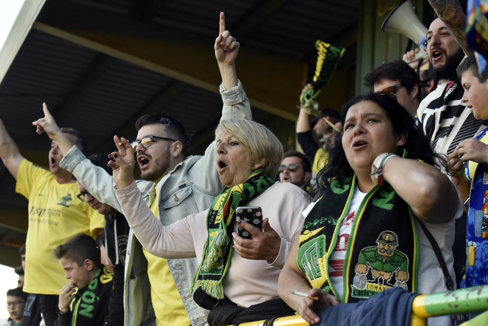 La afición del San Rafael, con la conocida Canita.