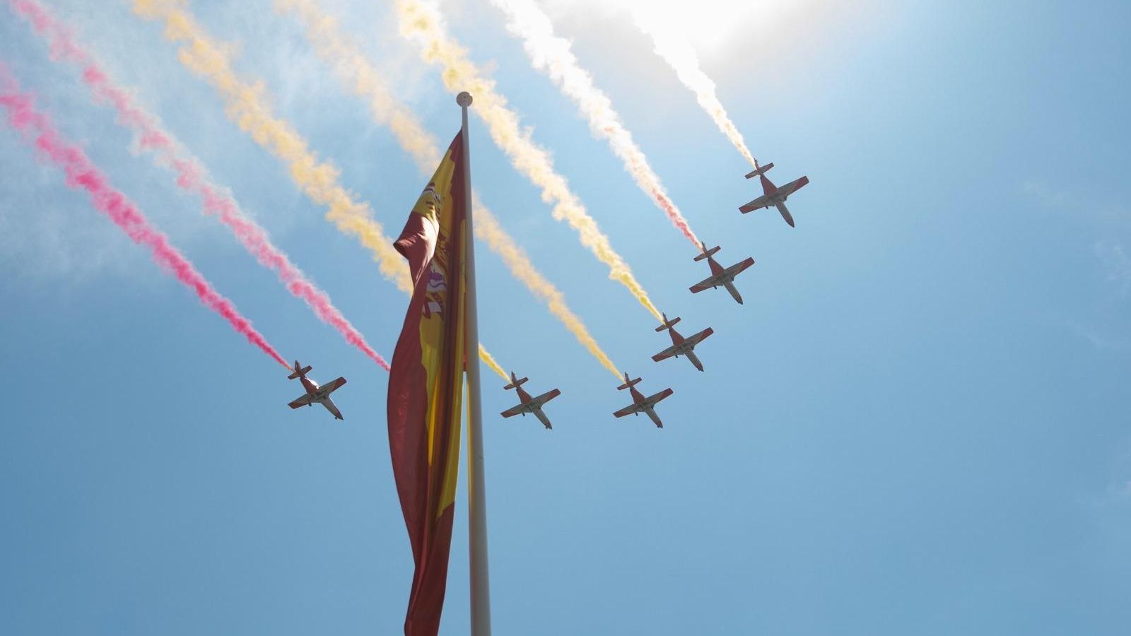 La Patrulla Águila sobrevuela Granada y la bandera izada para la ocasión en plaza Einstein