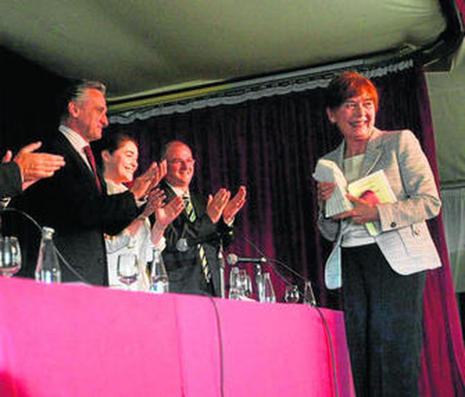 Rosa Romojaro recibe el premio ante la mirada del consejero de Cultura, Paulino Plata, ayer.