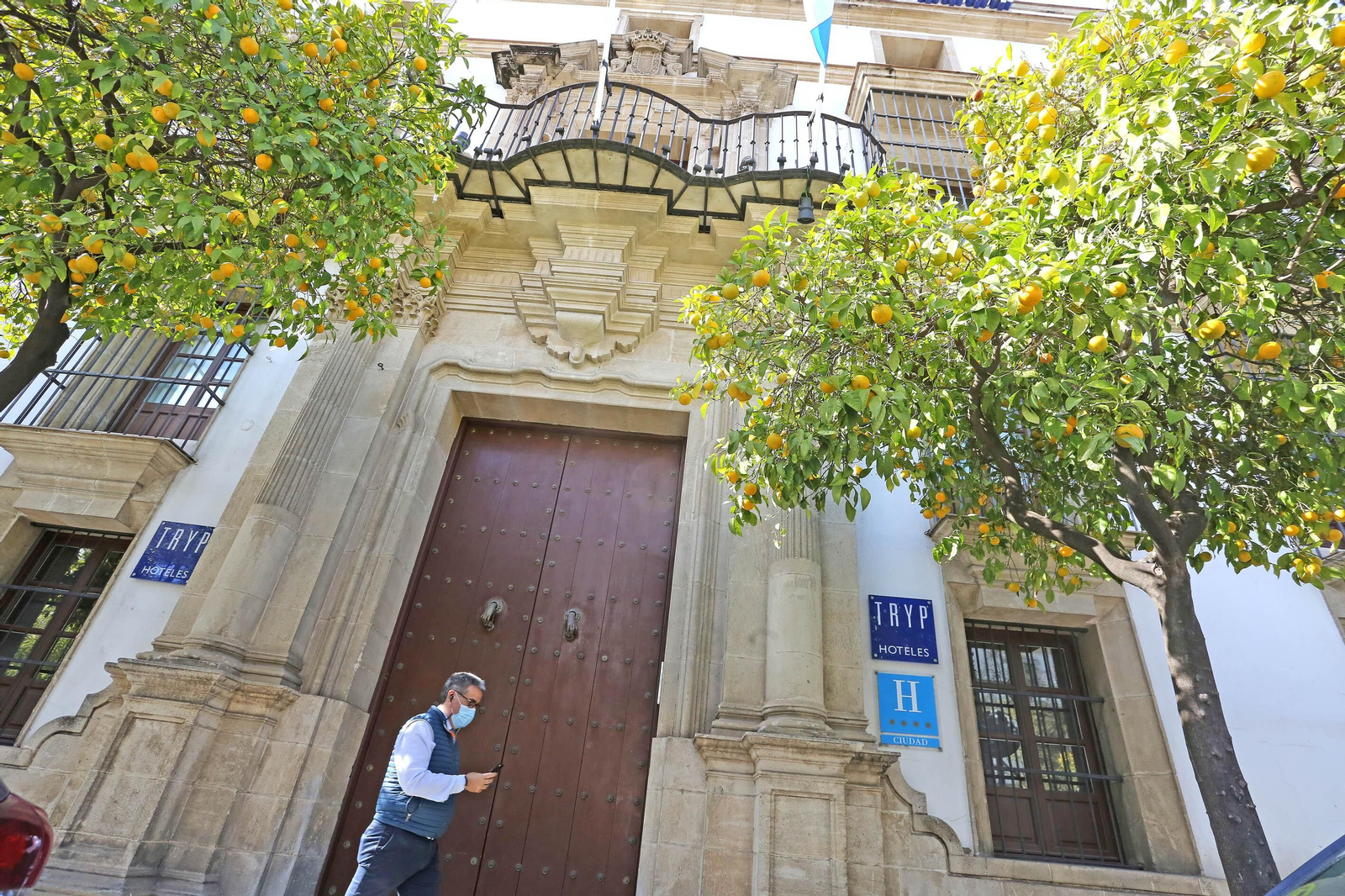 El hotel Tryp Cristina, cerrado la mañana de este lunes.