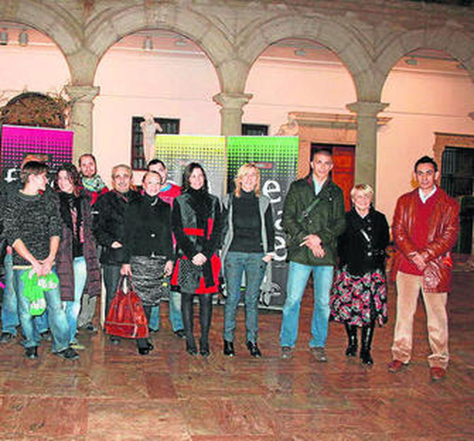 Yolanda Callejón con algunos de los artistas en la Escuela de Arte.