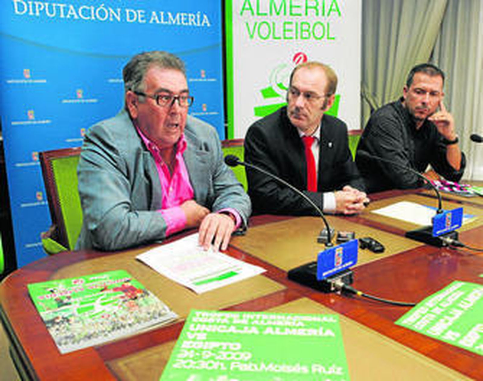 El presidente del Club de Voley Unicaja Almería junto al exvicepresidente de Diputación en la presentación de un torneo.