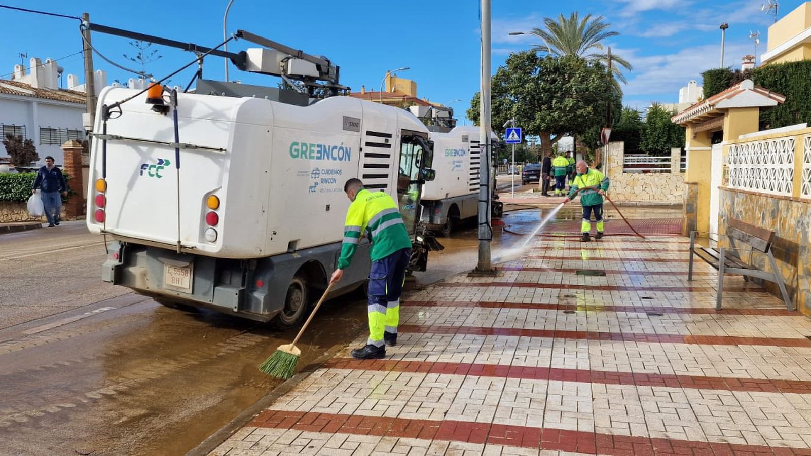 Imagen de los servicios municipales de Rincón de la Victoria trabajando tras la granizada
