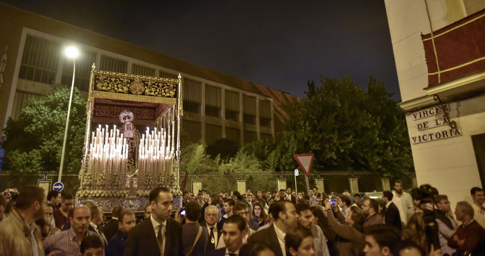La Virgen de la Victoria, en rosario de aurora a la Catedral