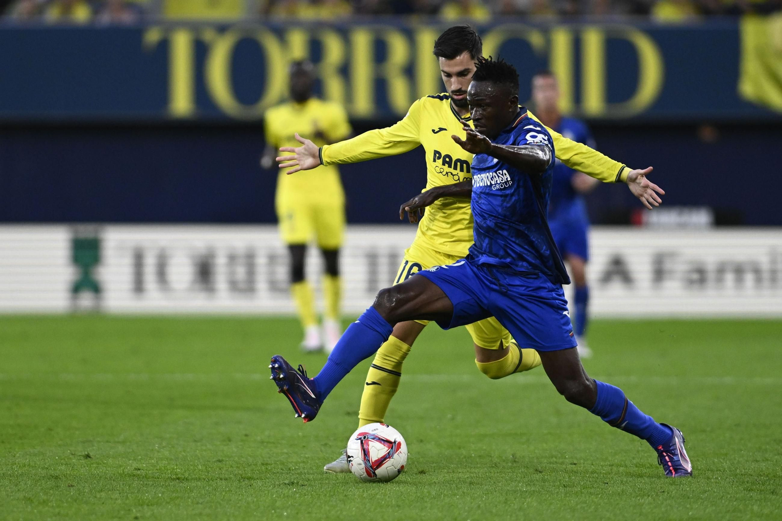 El roquetero Álex Baena presiona a un rival durante un encuentro frente al Getafe de su etapa en el Villarreal.