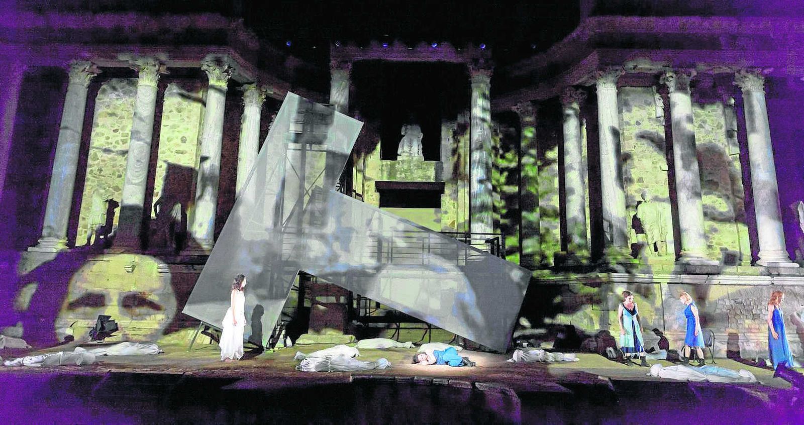 La escenografía de Paco Azorín es uno de los atractivos de esta nueva adaptación de 'Las Troyanas' de Eurípides.