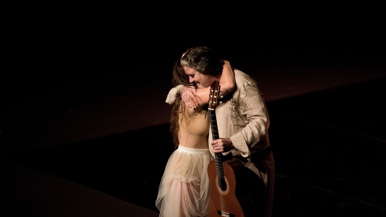 El abrazo final de los dos genios.