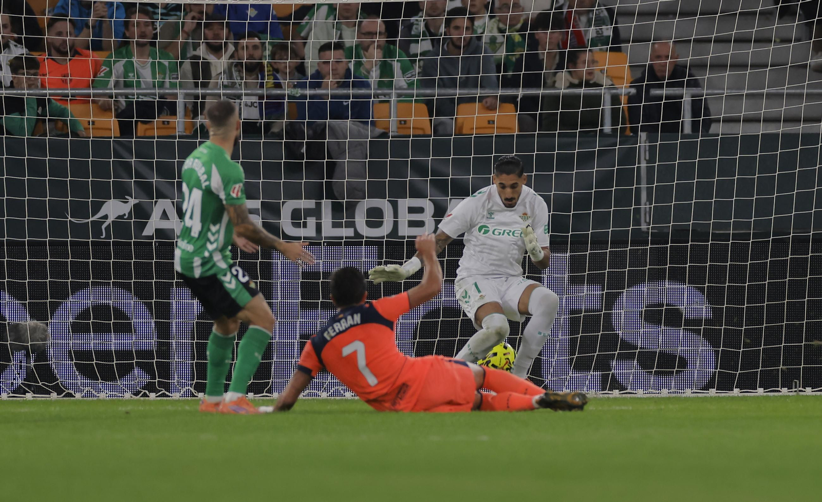 El fuerte remate de Ferran Torres entra por debajo de las piernas de Álvaro Valles.